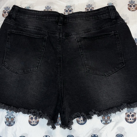 Abound Black Frayed Hem Denim Cutoff
Shorts size 32 from Nordstrom - Picture 2 of 5